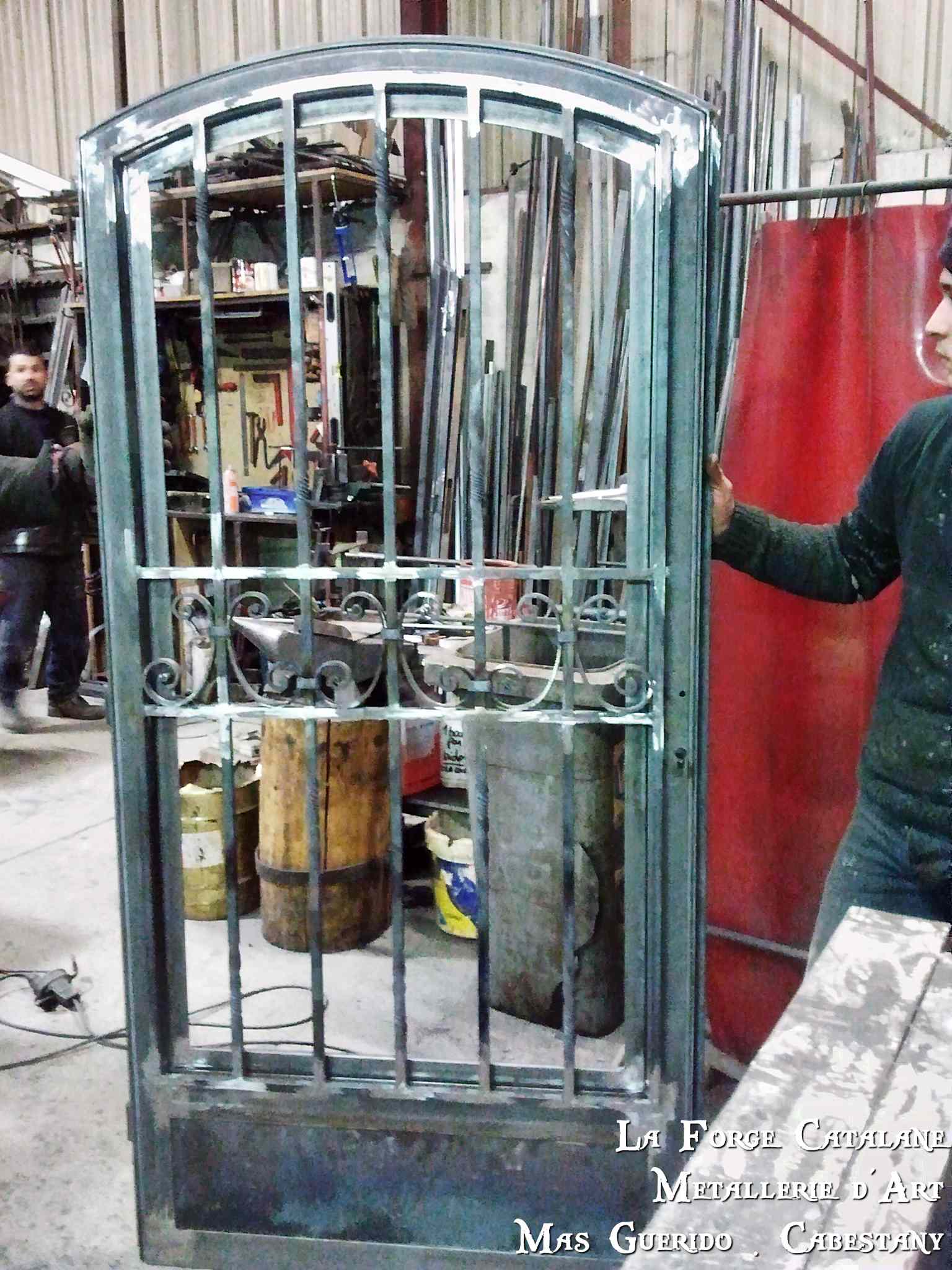 porte cintree travail a chaud volutes forge catalane.jpg